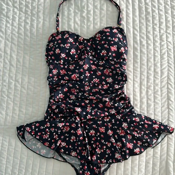 EUC Shaping one piece bathing suit - Picture 1 of 9